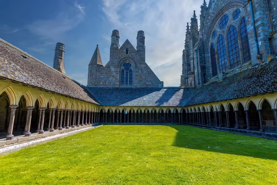 Il chiostro dell'abbazia di Mont-Saint-Michel, con il giardino circondato da sottili colonnine