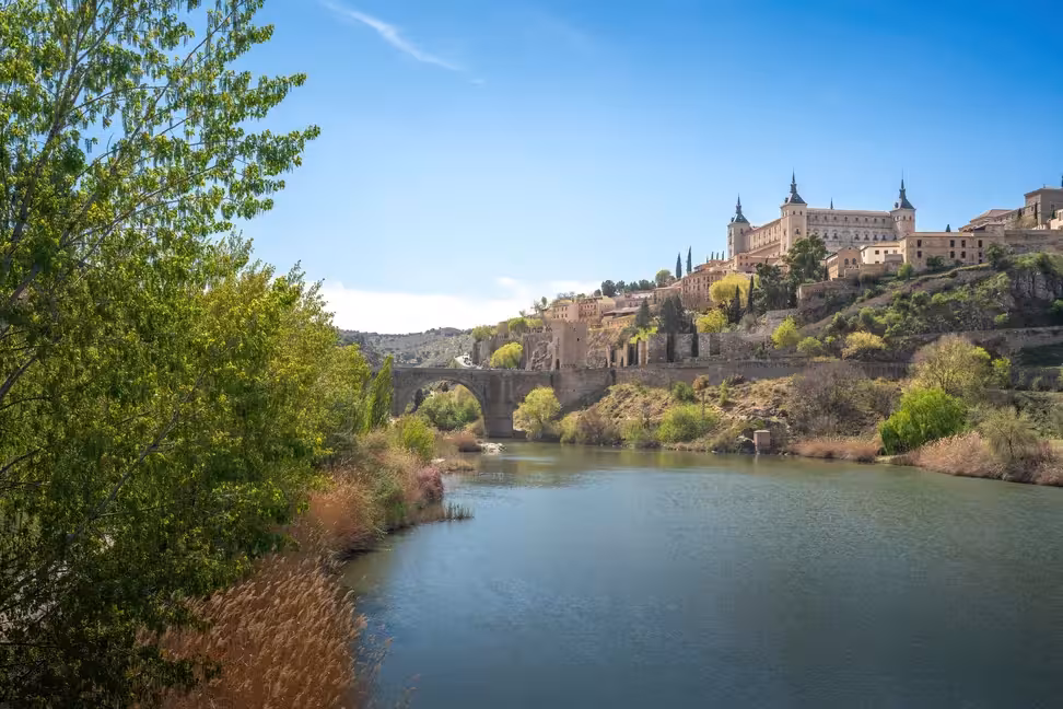 L'Alcazar et les remparts de Tolède au-dessus du Tage et du pont d'Alcántara