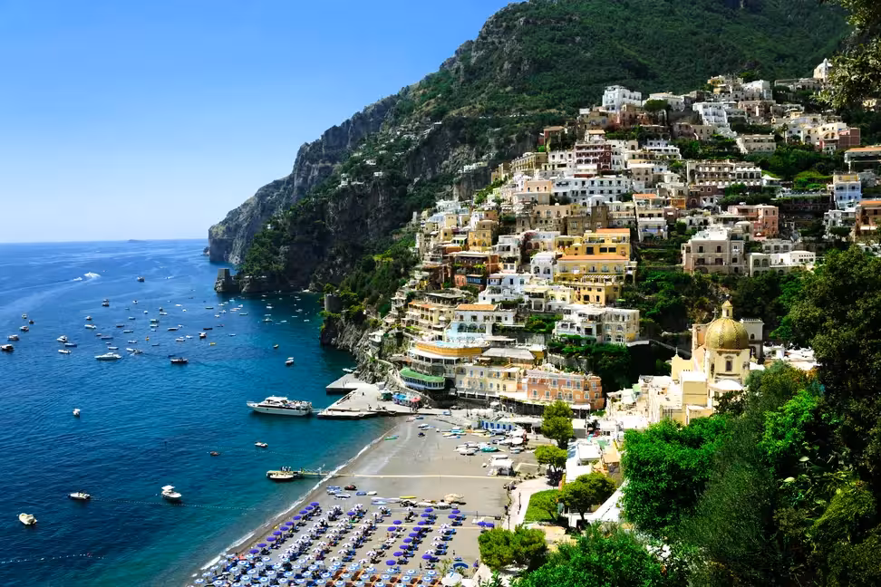 La Spiaggia Grande et la coupole de Santa Maria Assunta sous les maisons de Positano