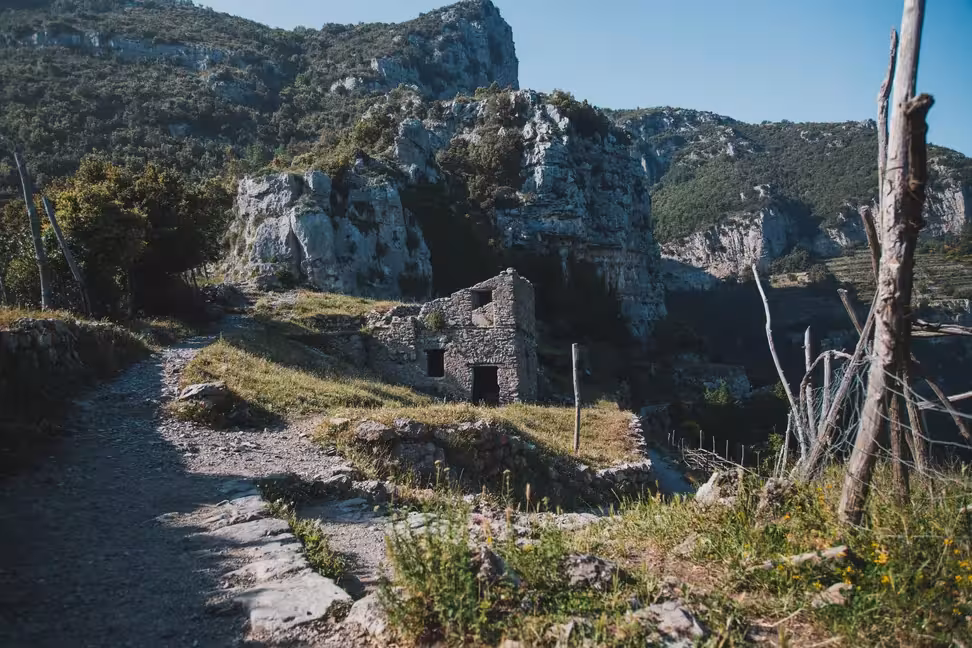 Une ruine en pierre au bord du Sentier des Dieux, sur la côte amalfitaine