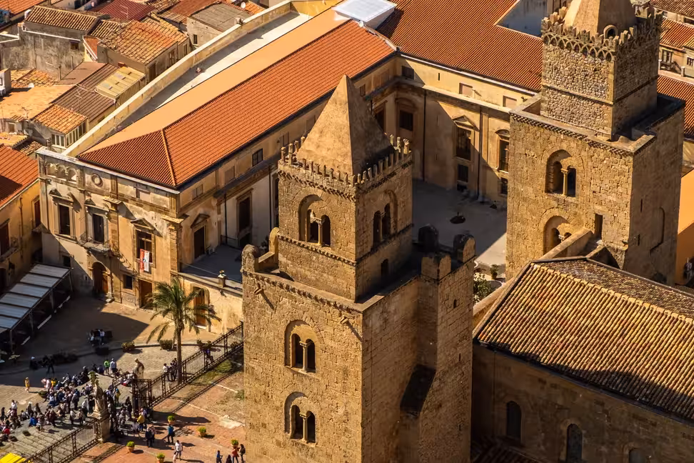 Visiteurs près des deux tours de la cathédrale de Cefalù, vues depuis la Rocca