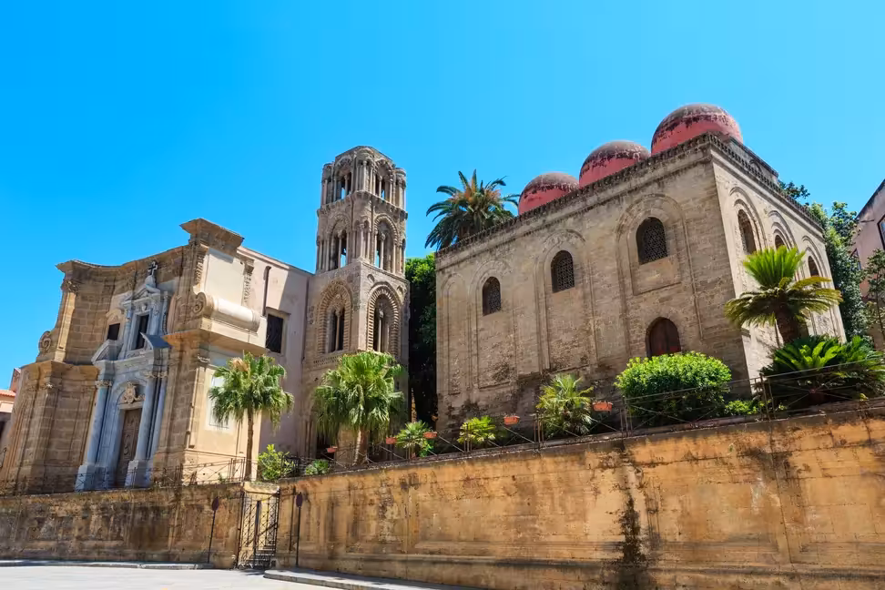 Les coupoles rouges de San Cataldo à côté du clocher de la Martorana, à Palerme