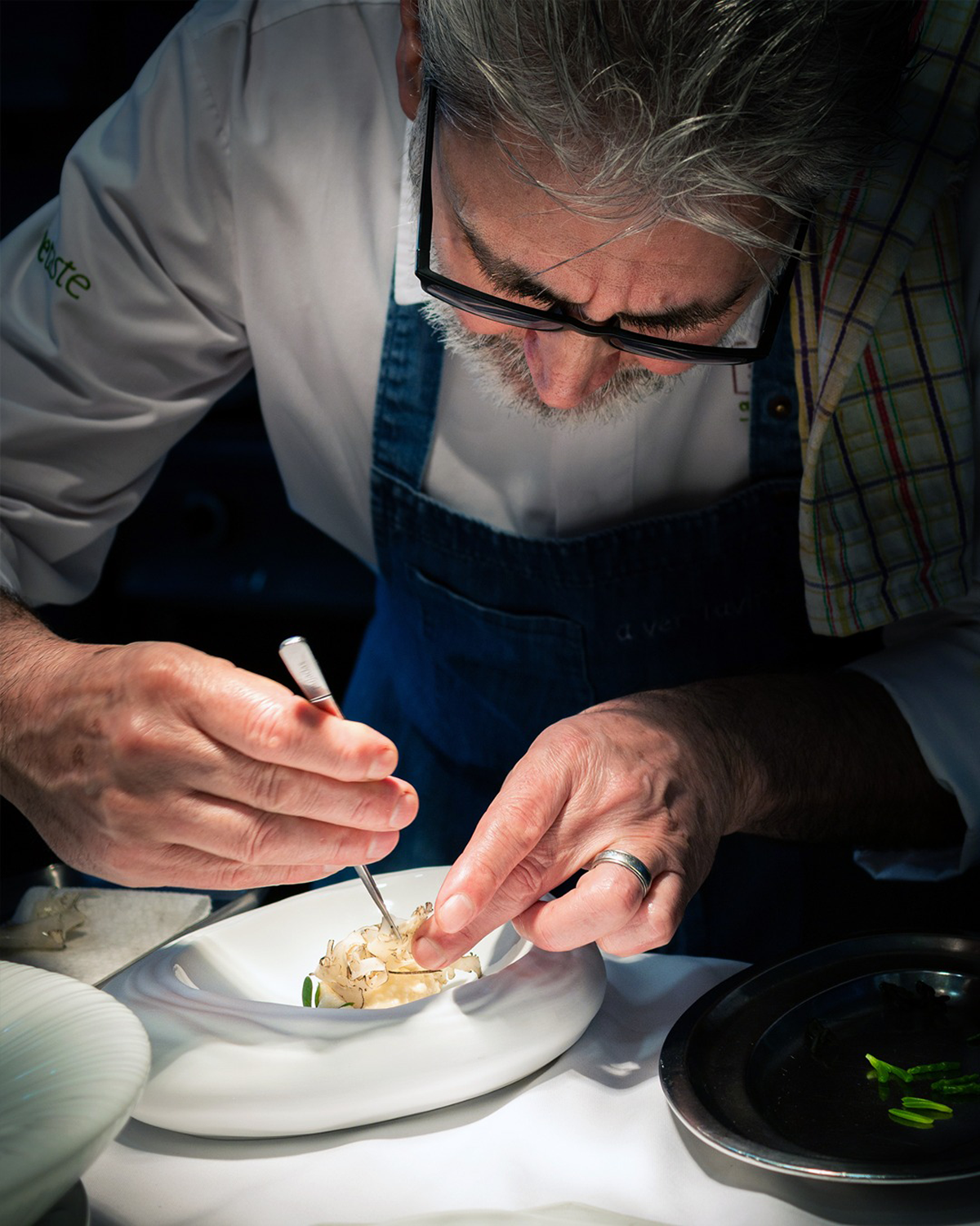 Plates of beautifully presented food at A Ver Tavira Restaurante, demonstrating the restaurant's focus on fresh, regional ingredients and culinary artistry.