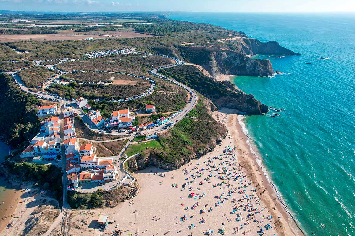 Odeceixe, a charming village nestled at the mouth of the Seixe River on the Vicentina Coast, offers a picturesque blend of whitewashed houses, stunning river and beach landscapes, and access to the Rota Vicentina hiking trails.