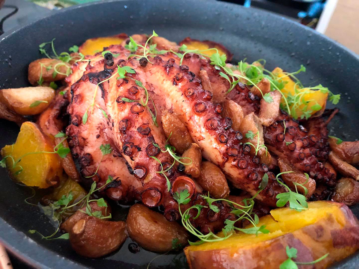 For an authentic Portuguese culinary experience, Restaurante Noélia showcases its mastery of octopus, offering dishes like succulent "polvo à lagareiro" that exemplify the restaurant's dedication to fresh seafood.