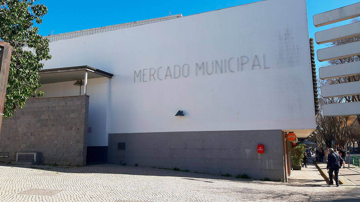 The Mercado Municipal de Portimão, a lively market in the Algarve, showcases the region's culinary treasures, offering a fresh catch of seafood, locally sourced fruits and vegetables, and traditional Portuguese products, providing an authentic taste of Portimão's vibrant culture.