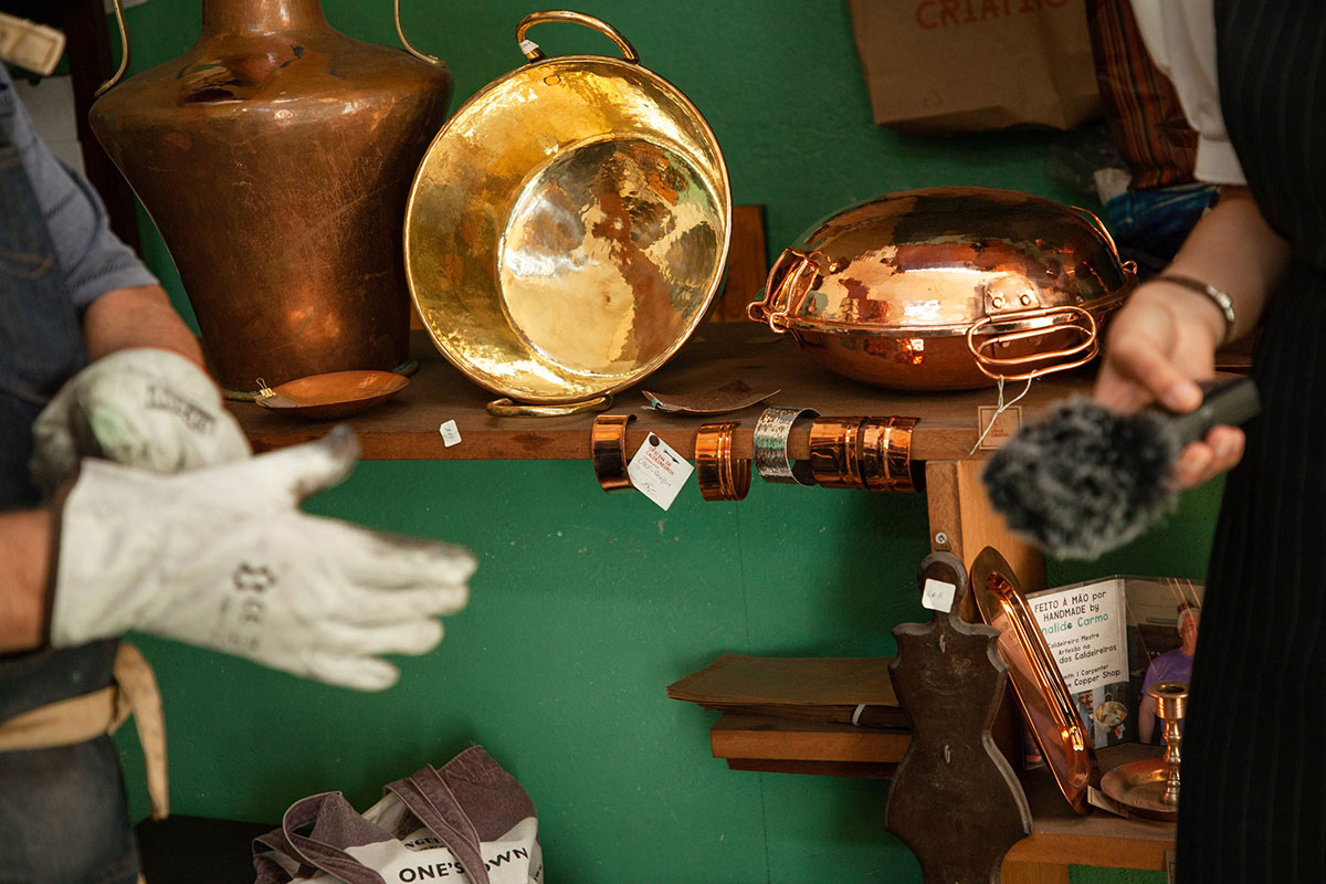 Caldeireiro Cataplana shaping