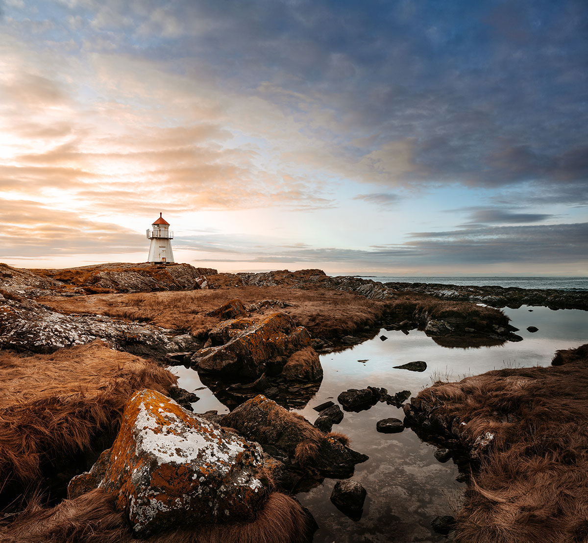 Example of the rule of thirds in photography with a lighthouse positioned off-center.