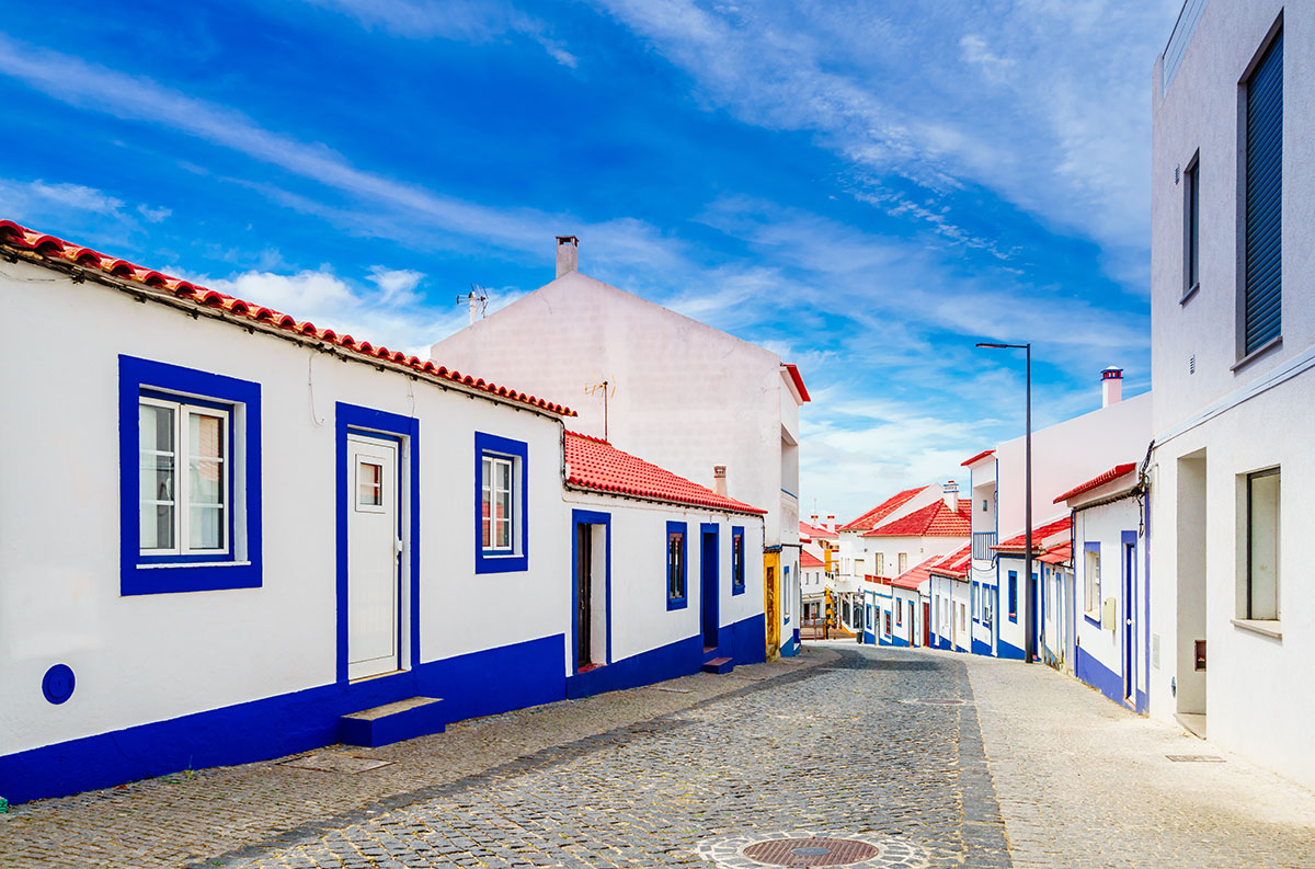 Traditional Alentejo guesthouse with whitewashed walls, terracotta roof, and a cozy courtyard