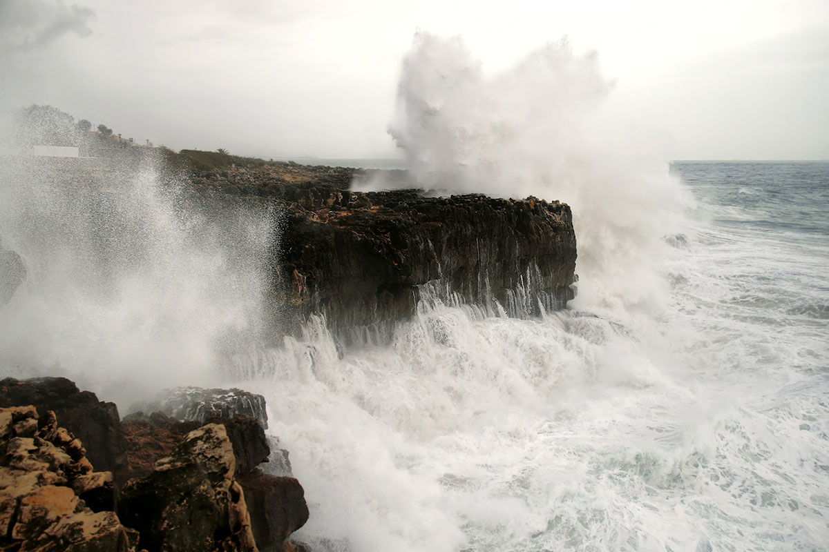 Waves crashing against the rocky cliffs of Boca do Inferno