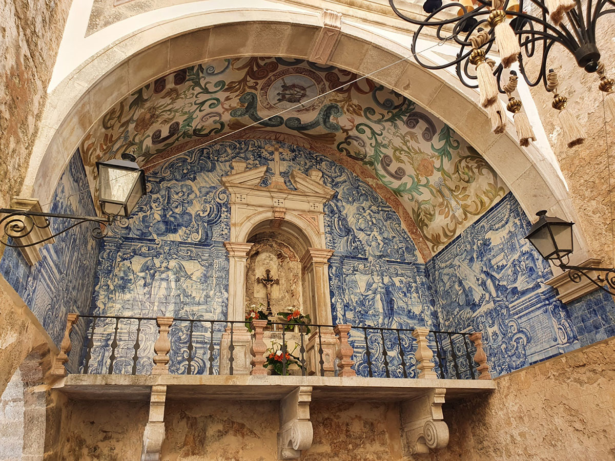 The ornate Porta da Vila, the main gateway into Óbidos, featuring traditional azulejos.
