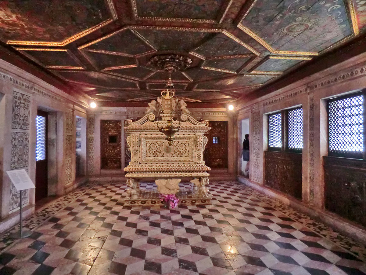 Ornate Baroque interior of the Aveiro Museum, formerly the Convent of Jesus.