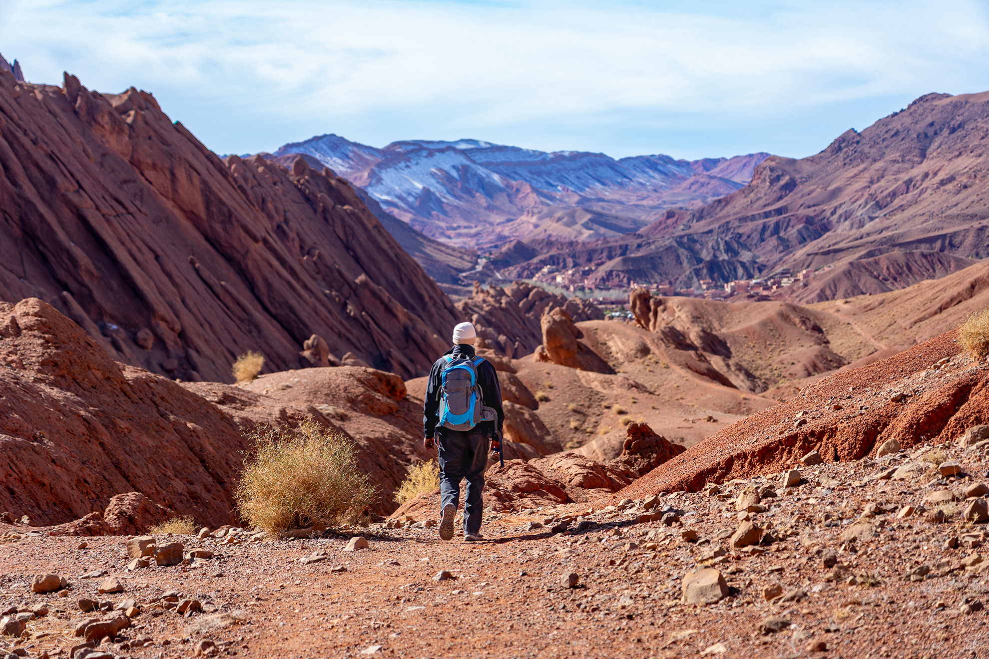 Wanderreise, Urlaub in Marokko, Dades Tal, Dades Schlucht: Wanderung im Canyon nahe der Felsen - Monkey Fingers, Pattes Des Singes: Mann, Wanderer in spektakuläre Landschaft mit roten Bergen