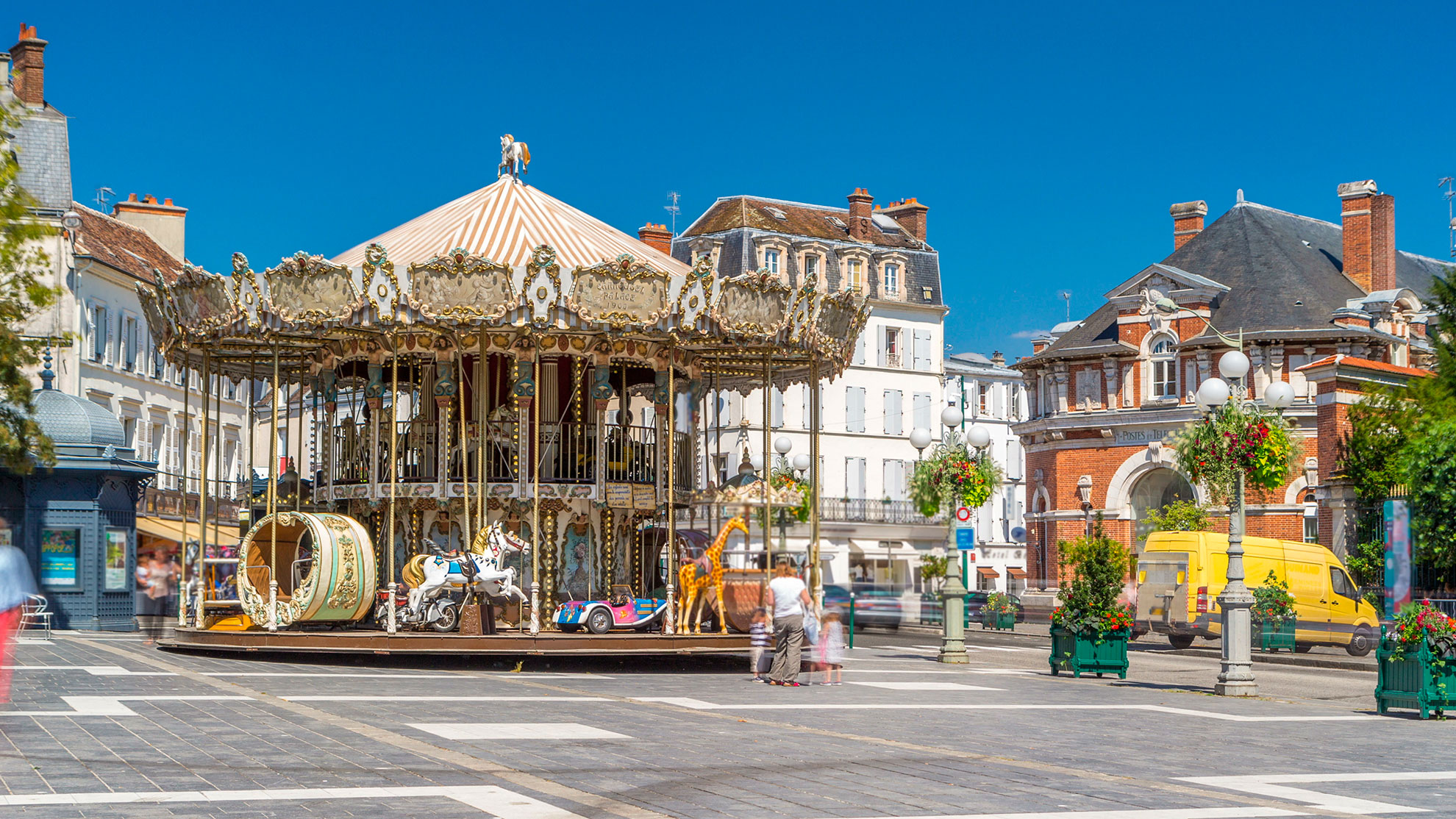 Carousel on the main square of Fontainebleau timelapse hyperlapse