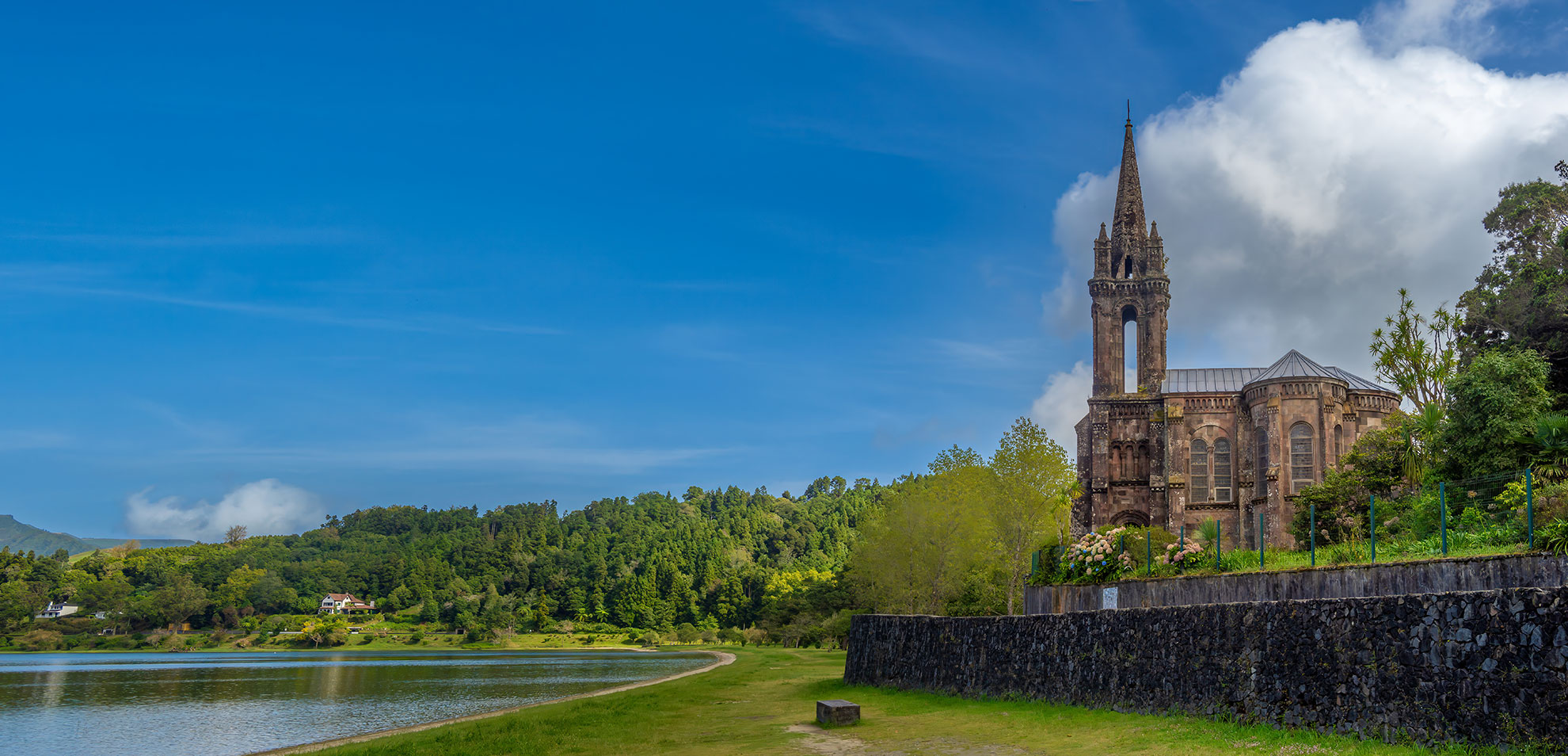 Lagoa das Furnas with the Chapel of Nossa Senhora das Vitórias on the volcanic shoreline