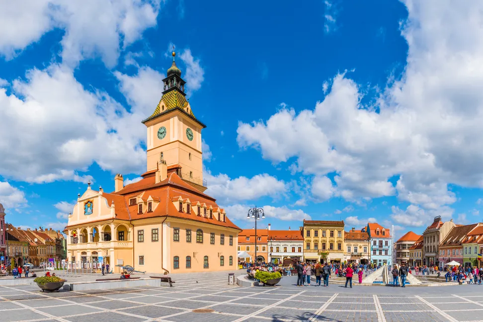 La plaza principal del casco antiguo de Brașov, con su torre del reloj