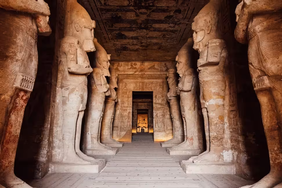 O salão principal do Grande Templo de Abu Simbel, ladeado por estátuas do rei