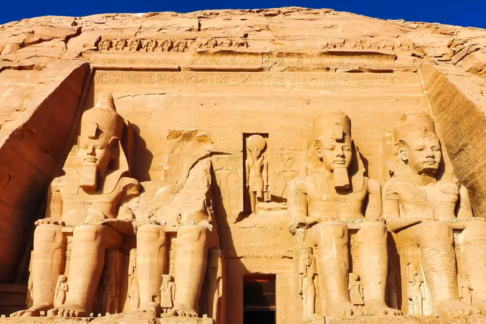 Os quatro colossais sentados de Ramsés II na fachada do Grande Templo