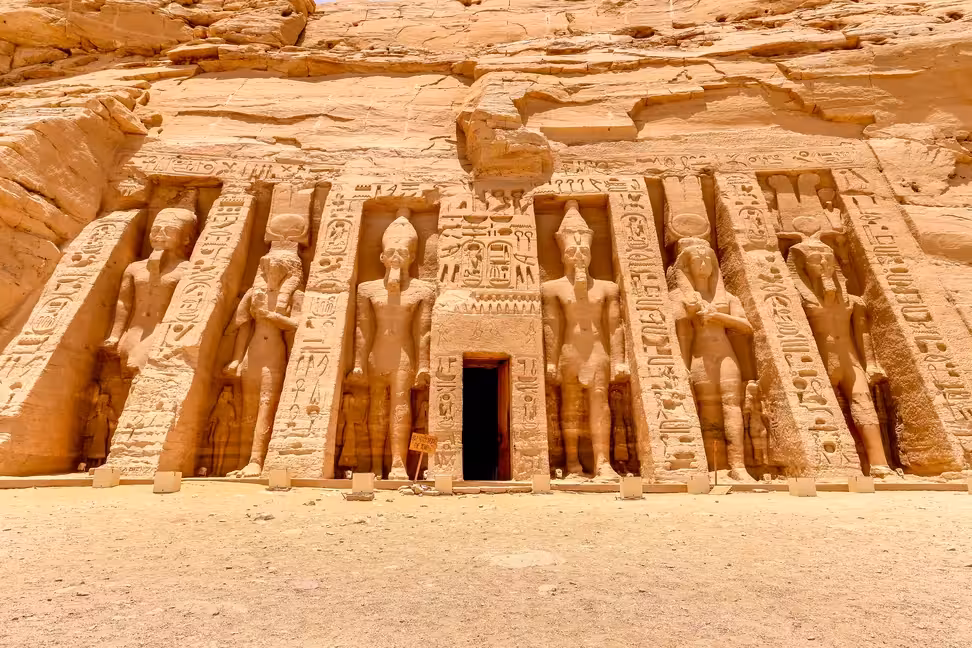 A fachada do Pequeno Templo de Abu Simbel, com as estátuas de Nefertari e Ramsés II