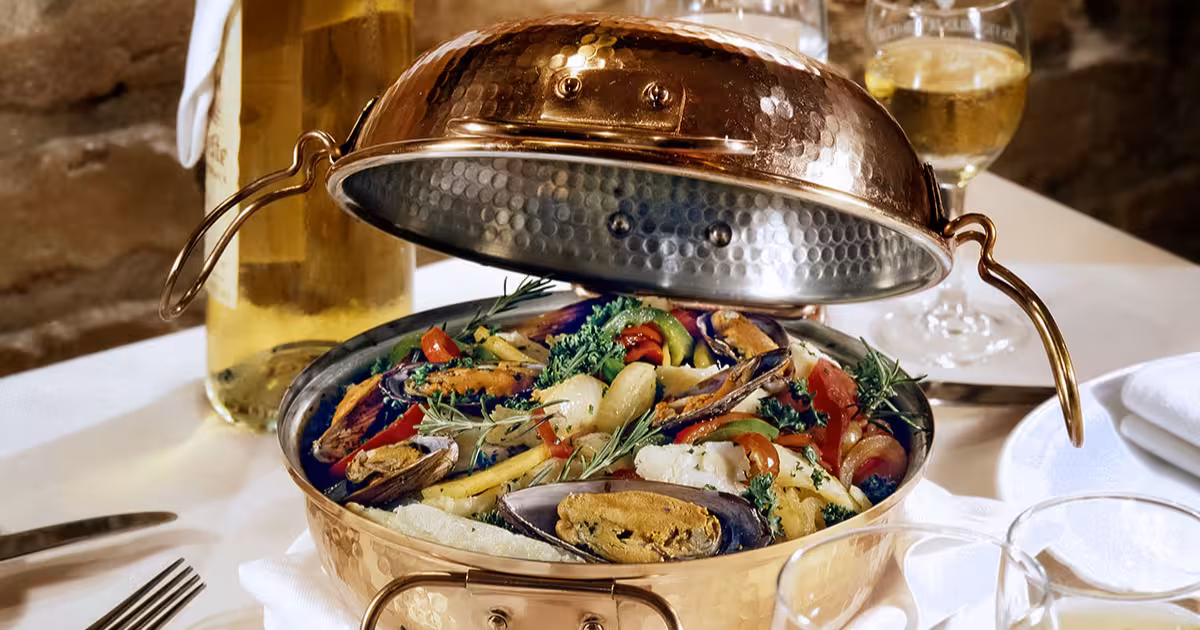 Stufato di frutti di mare cataplana servito su un tavolo di un tradizionale ristorante dell'Algarve.