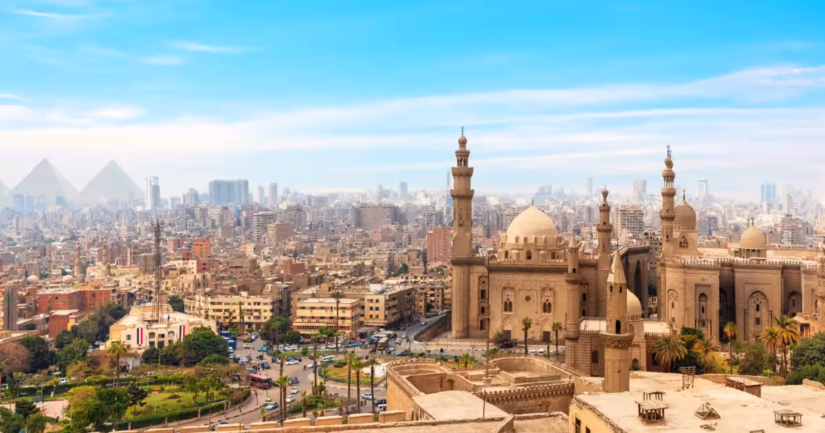 Panorama del Cairo con la Cittadella di Saladino che domina il quartiere islamico medievale e il fiume Nilo.