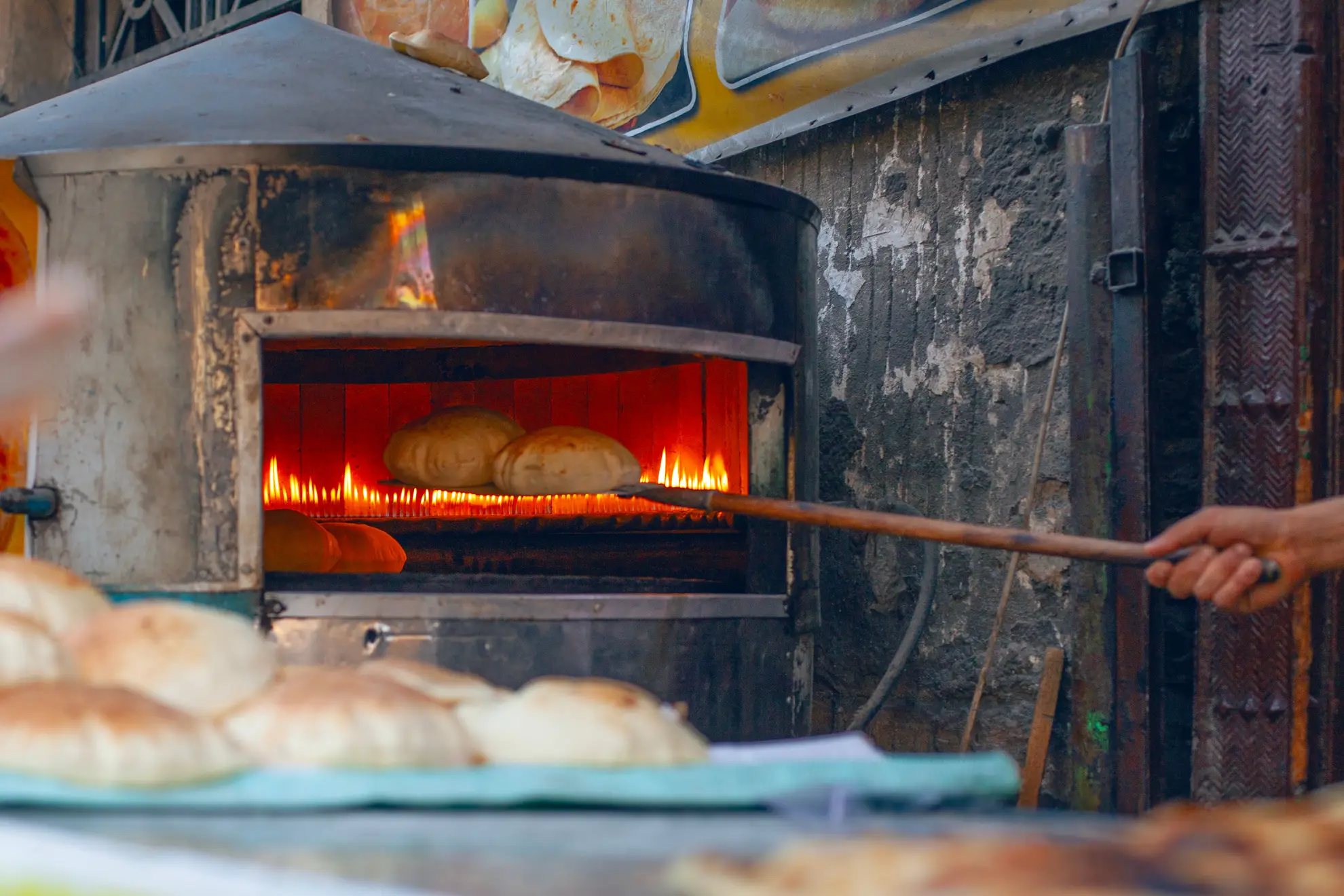 Venditore di street food nel quartiere storico del Cairo che serve falafel e piatti tradizionali egiziani.