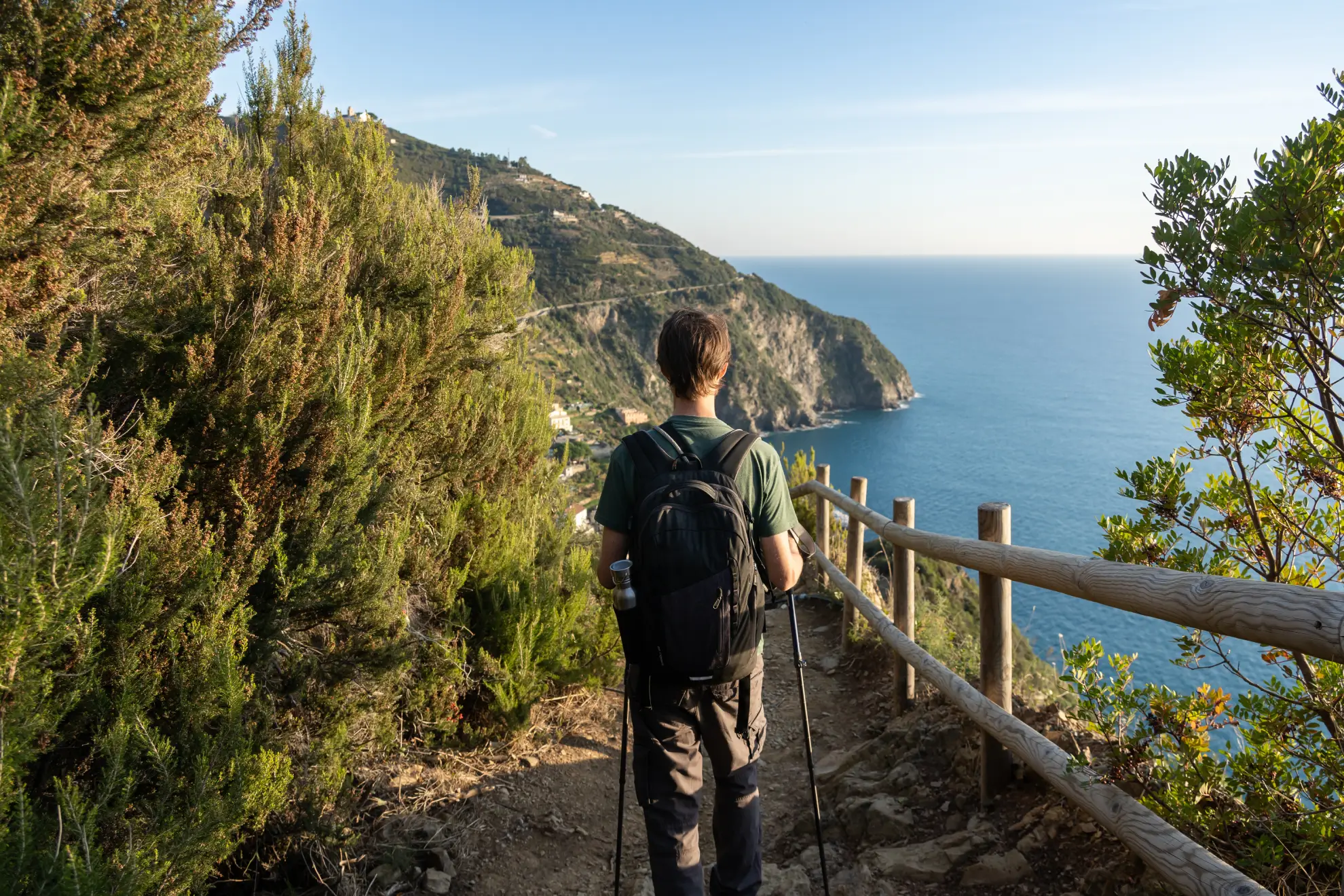 Panorámica del sendero de cresta Alta Via delle Cinque Terre con vistas a los cinco pueblos