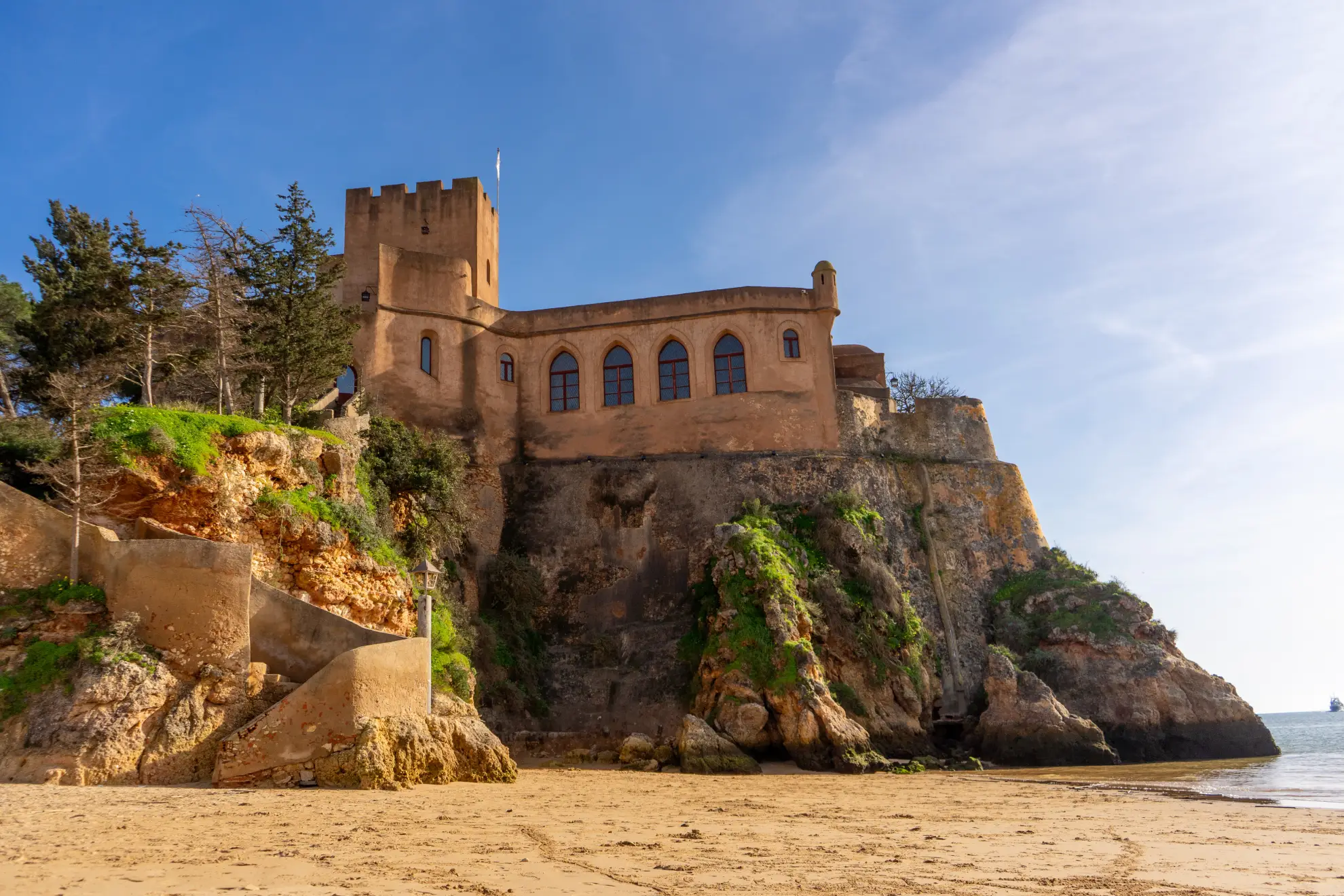 Il Castelo de São João do Arade visto dall'estuario del fiume Arade da una barca.
