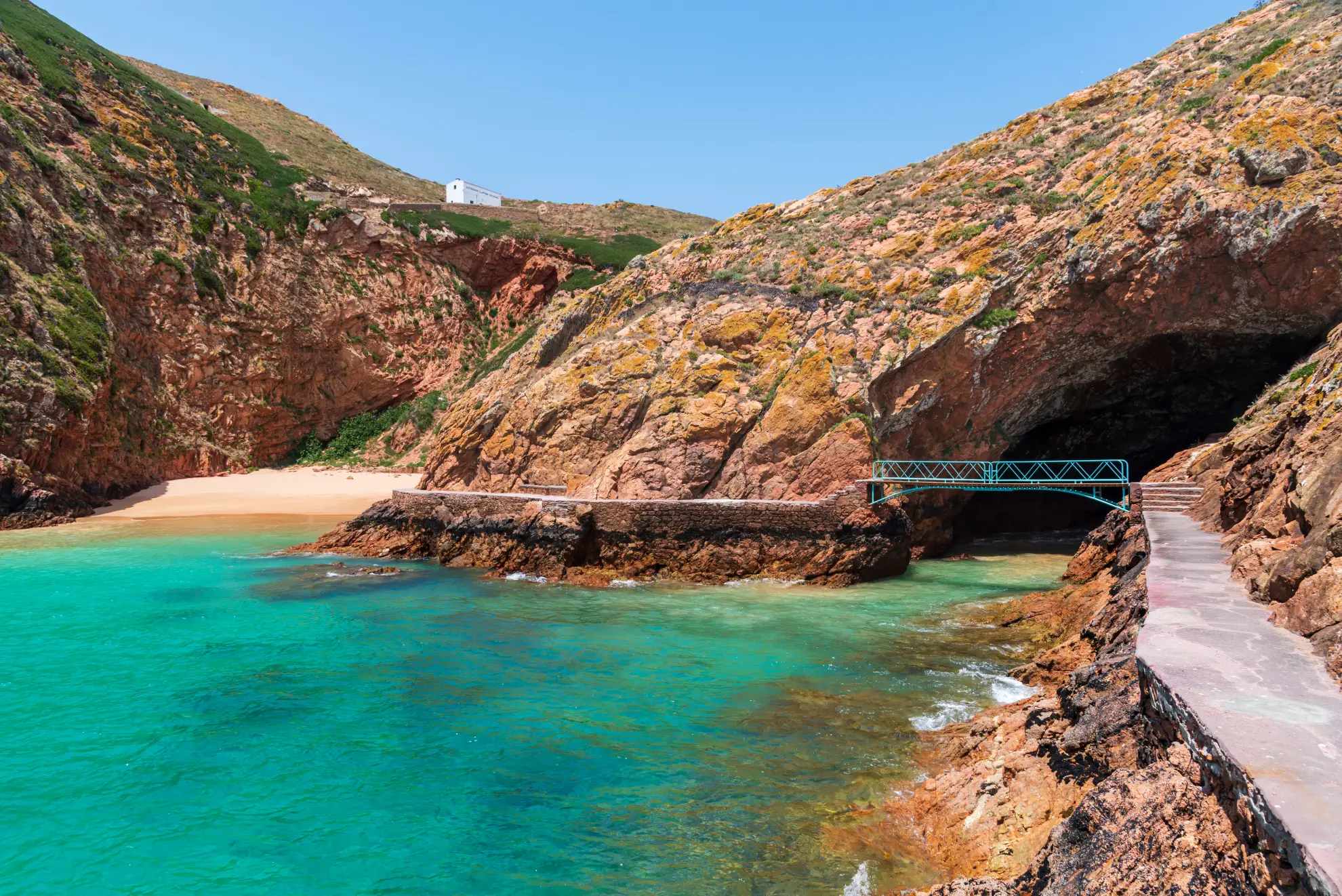 Plage Praia do Carreiro do Mosteiro avec ses eaux claires et la côte de Peniche au loin.