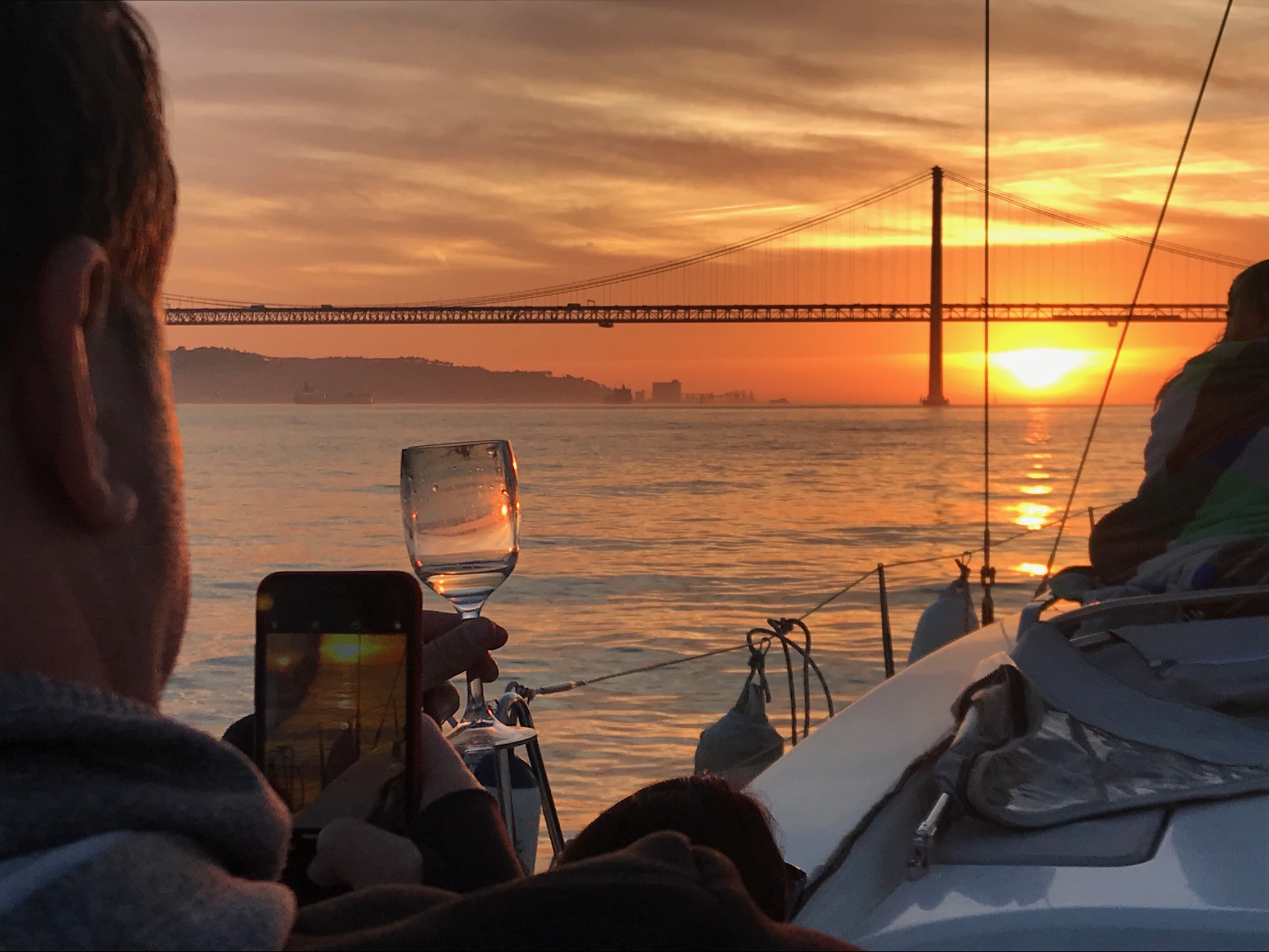 Tour in barca al tramonto sul fiume Tago con il Ponte 25 de Abril sullo sfondo