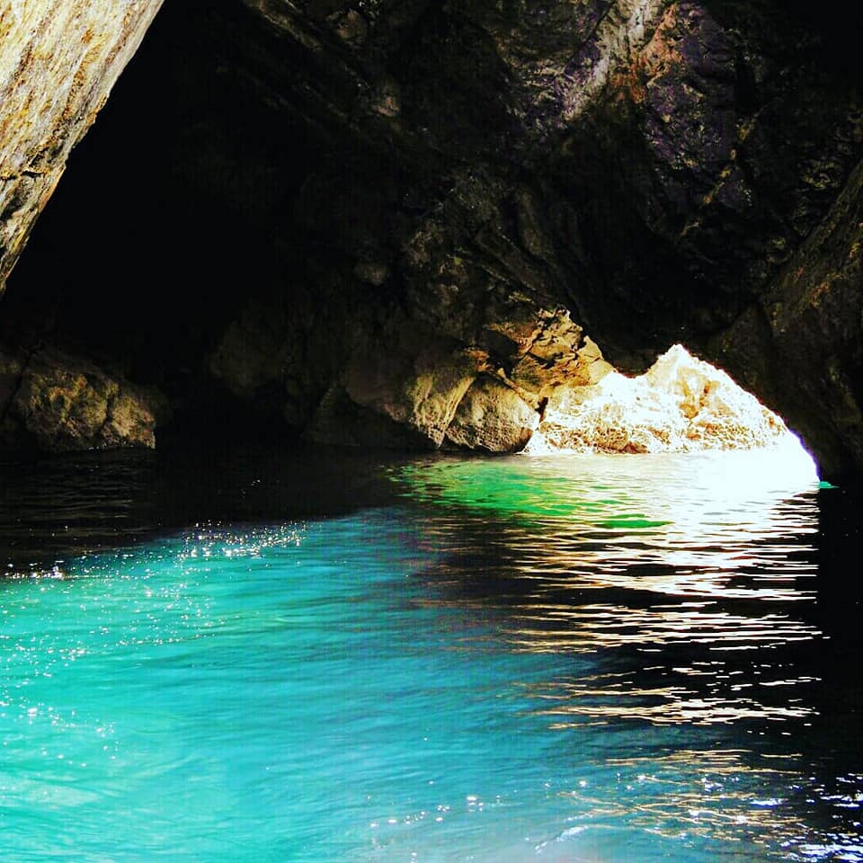 Acqua turchese all'interno di una grotta marina calcarea vicino a Portinho da Arrábida, Portogallo.
