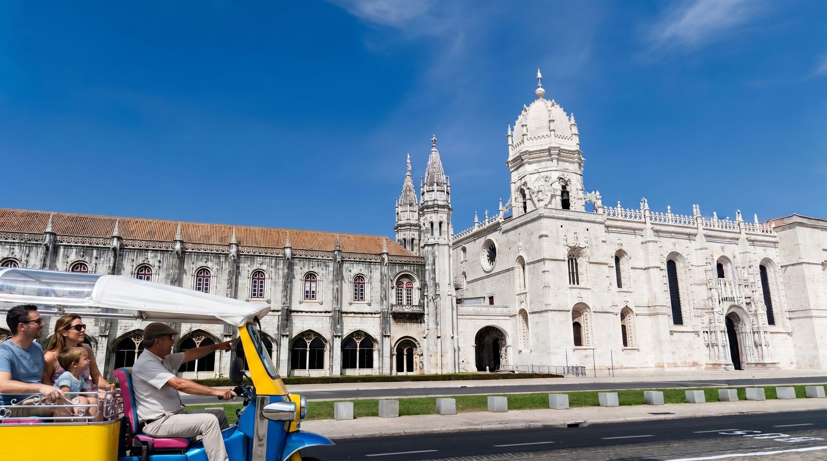 Tuk-tuk guide indicating the Jer&oacute;nimos Monastery facade to passengers in Bel&eacute;m.