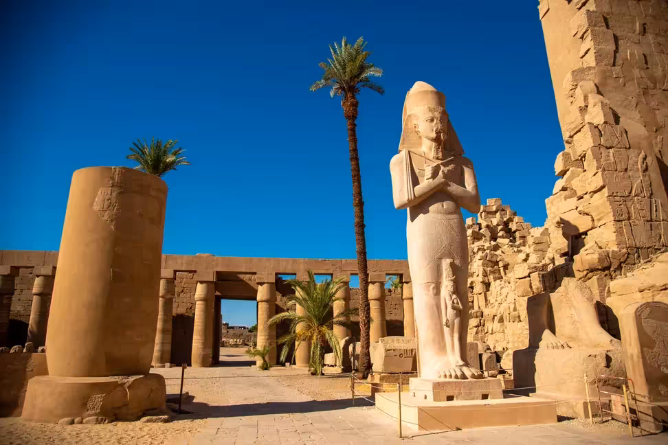 Una estatua colosal en el gran patio del Templo de Amón en Karnak