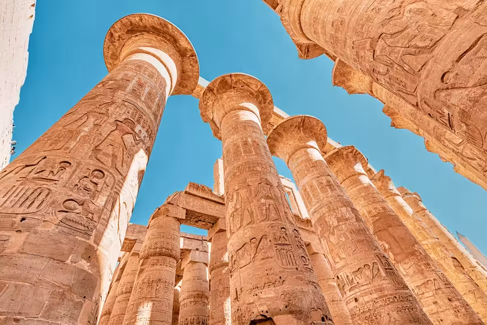 Las columnas de la Gran Sala Hipóstila de Karnak, vistas desde abajo