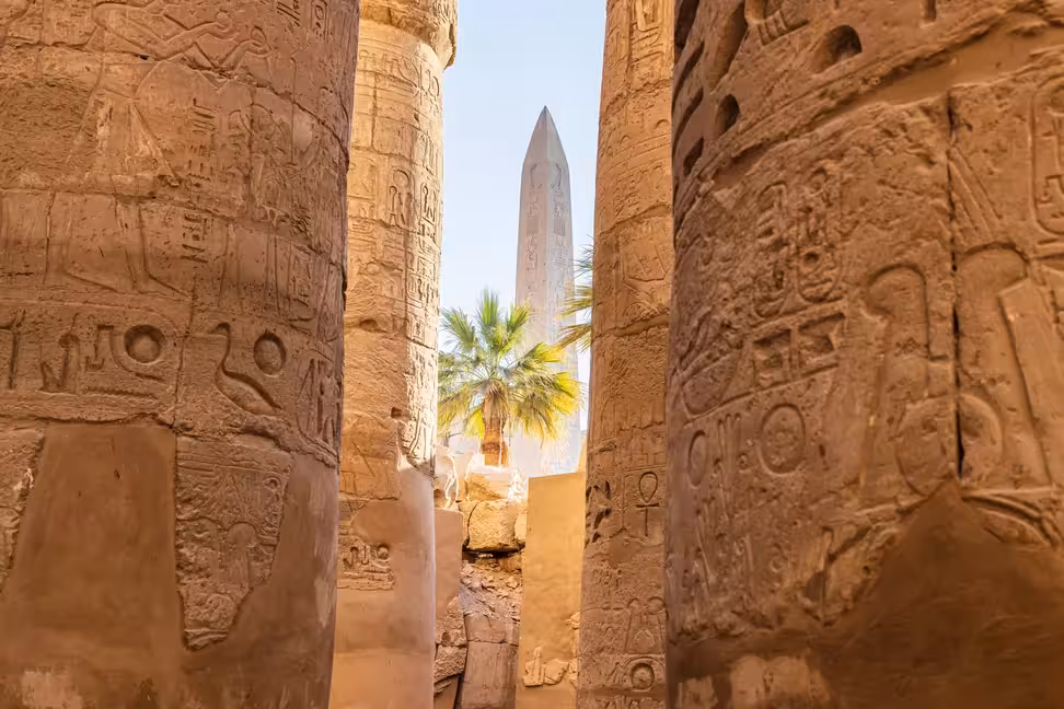 El obelisco de Hatshepsut visto entre las columnas de la sala hipóstila de Karnak