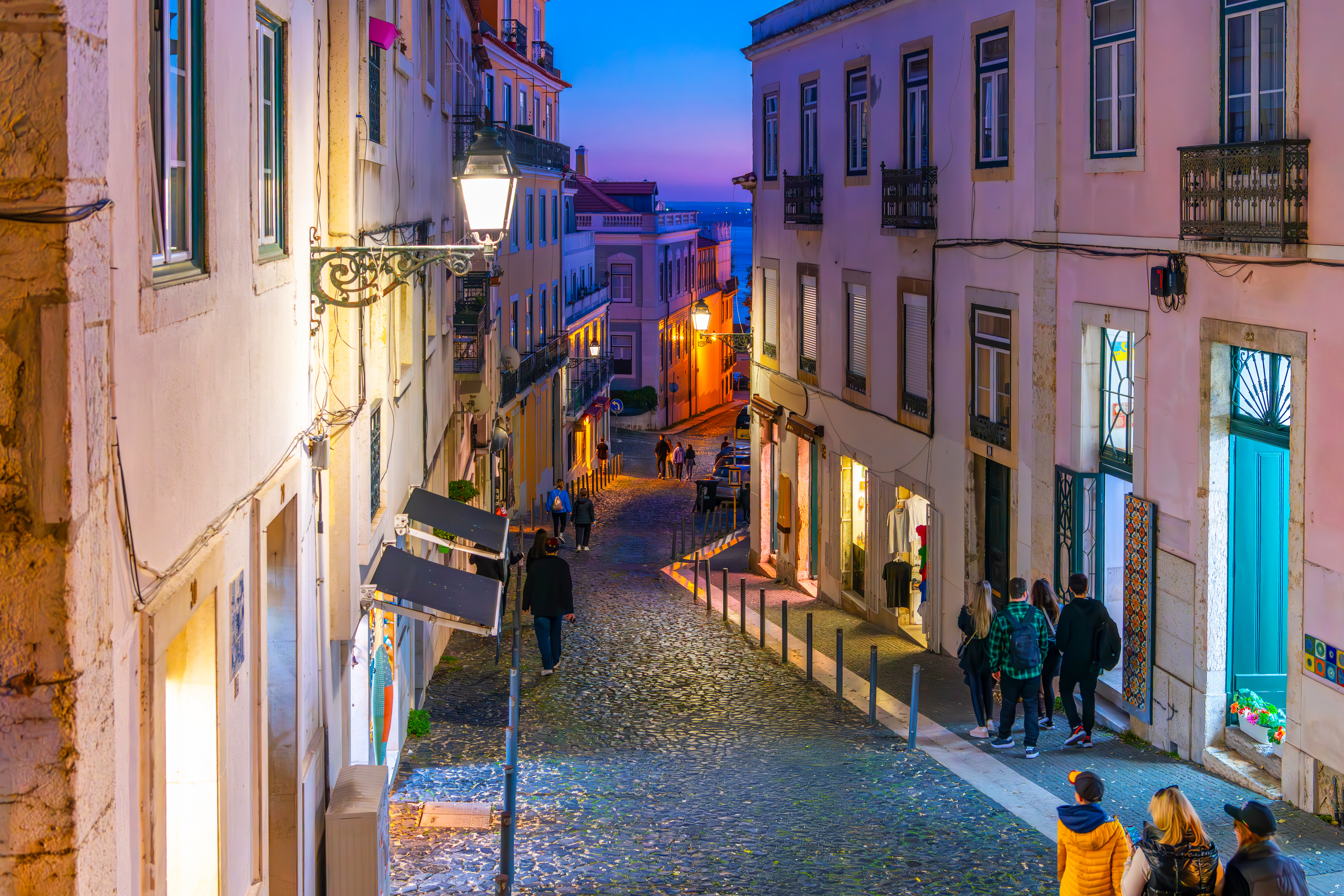 Lisbon experiences with city viewpoints and walking routes