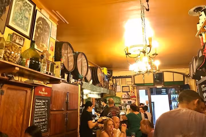 Tour a Pé de Tapas Noturno em Barcelona com Bebidas Inclusas