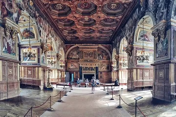 Half-Day Guided Tour to Fontainebleau Castle from Paris