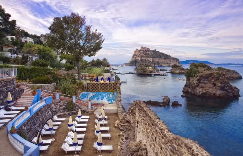 Tour en bateau d'Ischia : Côte pittoresque et arrêts baignade
