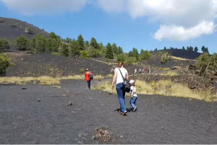 Excursion d'une journée sur l'Etna en Jeep 4x4 depuis Taormine avec déjeuner