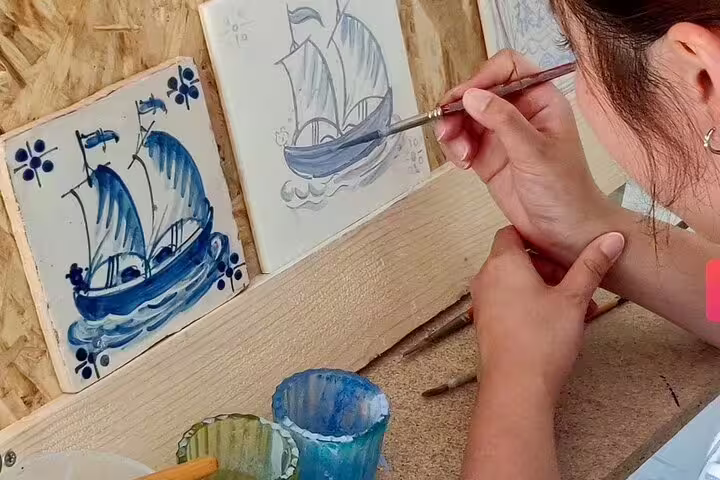 Private Tour: Tile Painting Workshop & Wine in Sesimbra