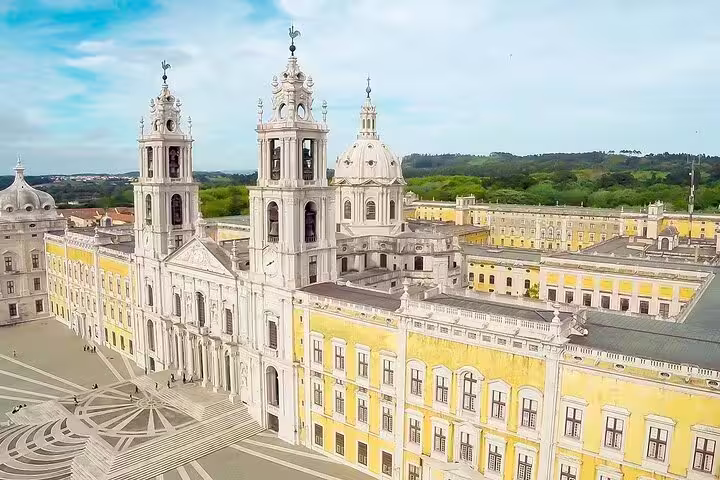 Circuit d'une Journée Complète : Mafra, Ericeira & Queluz depuis Lisbonne