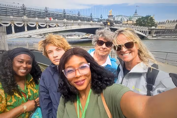 Guided Half-Day Tour in Paris: Louvre, Eiffel & Cruise