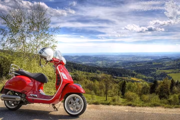 Excursion d'une journée en Vespa dans le Chianti : Balades pittoresques, vin et cuisine toscane
