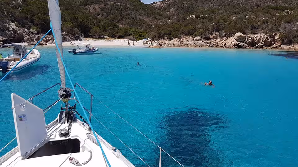Excursion en bateau aux îles La Maddalena avec déjeuner et skipper expert